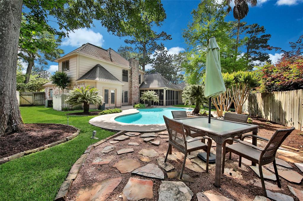 zig_zan's tweet image. Single Family Home 

Meticulously maintained home located in a cul-de-sac Outside there is a 3-car #garage, a gorgeous #pool and a screened in #porch for entertaining Inviting foyer with formal dining room off to left side Master suite downstairs 

Visit: goo.gl/qKA17y