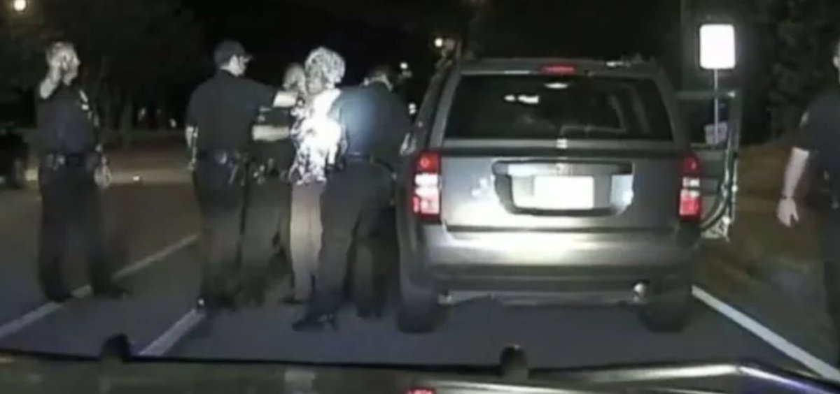 TheRoot's tweet image. Georgia police officer suspended after dragging 65-year-old woman out of her car during traffic stop trib.al/mXbkNU7