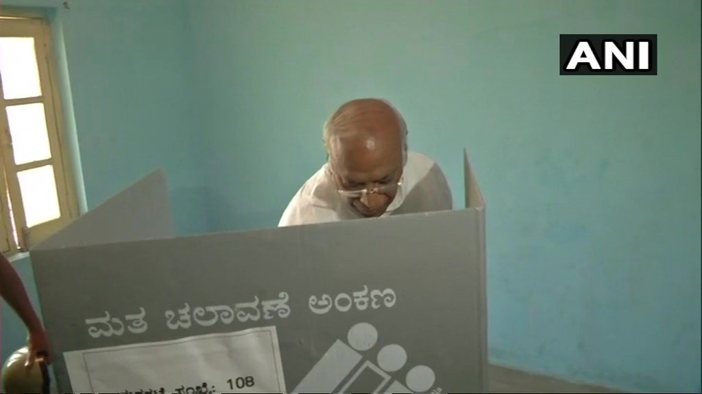 ndtv's tweet photo. #Kalaburagi: Senior Congress leader Mallikarjun Kharge casts his vote in Karnataka's #Basavanagar
(📸 credit: ANI)
#KarnatakaPolling #ElectionsWithNDTV #KarnatakaElections2018 https://t.co/ZguVbbAdIl