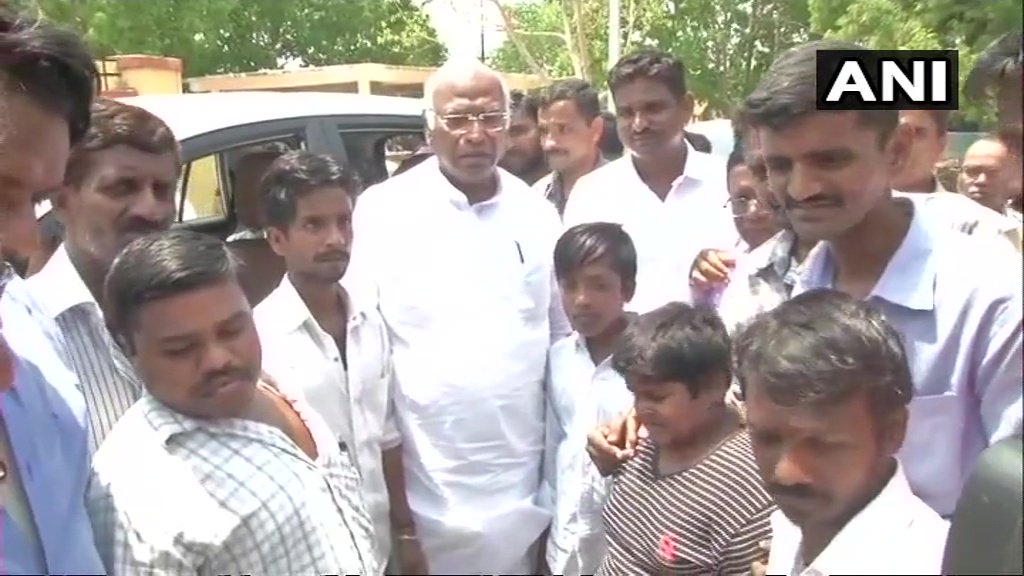 ndtv's tweet photo. #Kalaburagi: Senior Congress leader Mallikarjun Kharge casts his vote in Karnataka's #Basavanagar
(📸 credit: ANI)
#KarnatakaPolling #ElectionsWithNDTV #KarnatakaElections2018 https://t.co/ZguVbbAdIl