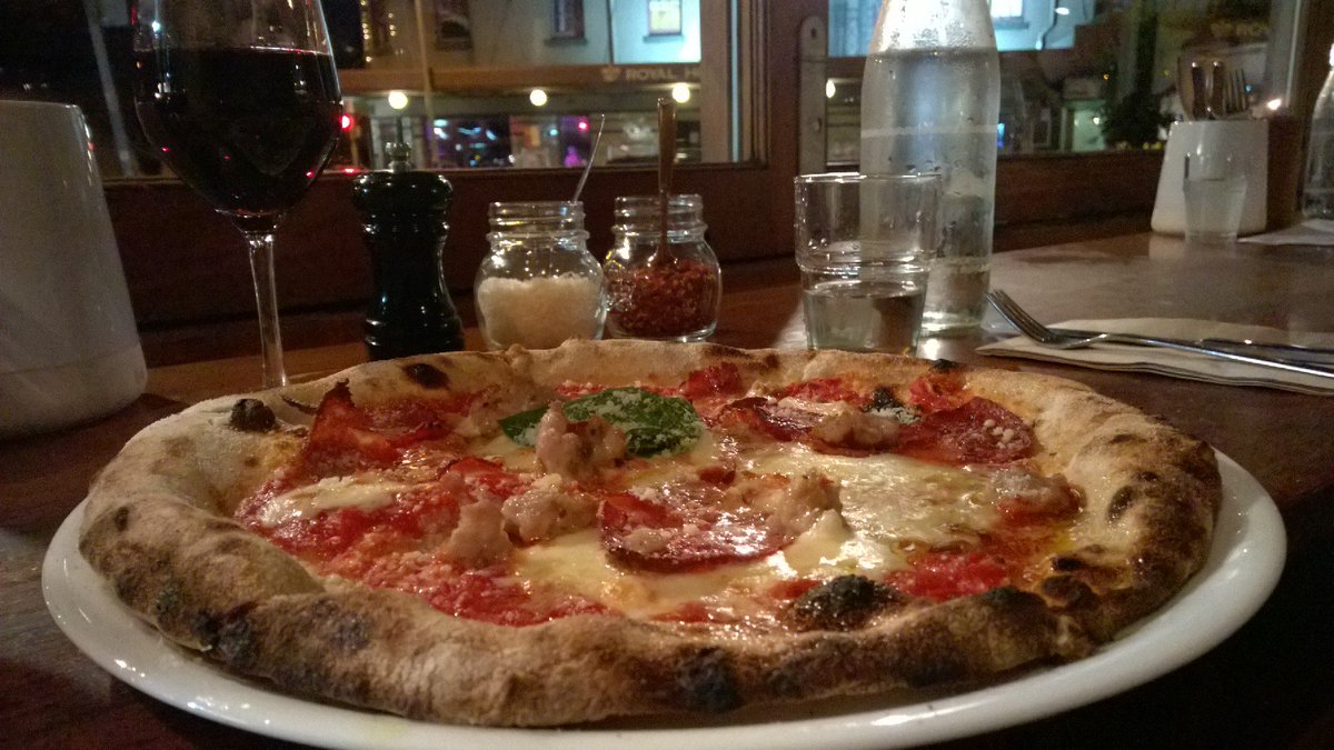 TwitRRathy's tweet photo. Mon with Katrina @ Berangaroo, Tue/Wed Trivia, Thu uniforms👉🏻Tamarama (aka Bondi)=cute pizza pl🍕 #TheCornerhouse &amp; Fri lunchtime exercise! https://t.co/d5GQwKSr89