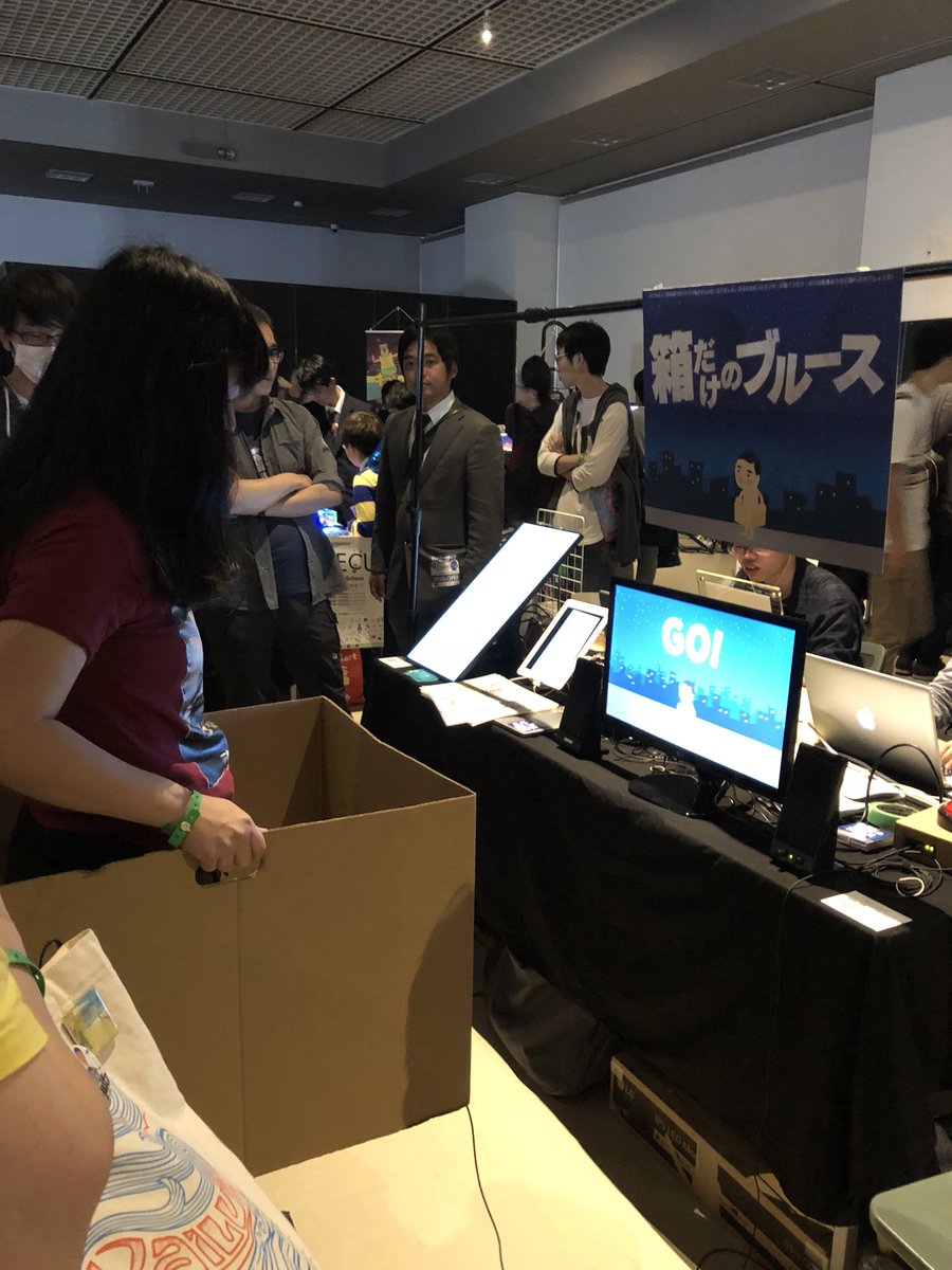Shuhei Yoshida フラッシュゲームのブースでは最高に面白い 箱だけのブルース を発見 全裸で箱だけで無事に家に帰れるか 是非プレイして欲しい Bitsummit
