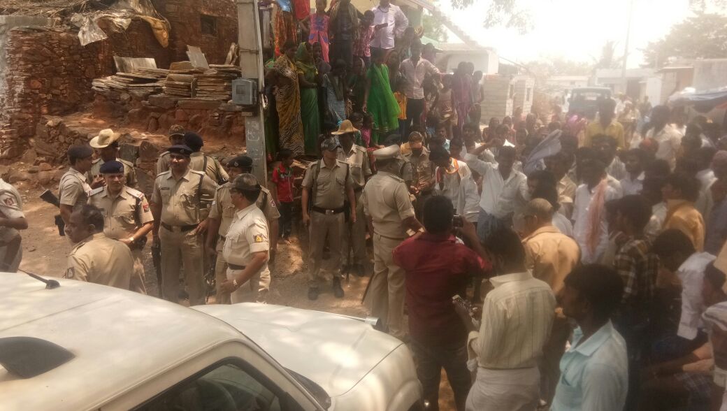 ShreyasHS3's tweet photo. Villagers at Kadadara Gaddi village in Lingsugur segment hold up Thasildar for forcing voters who have resolved to boycott polls. The voters decided so as bridge to connect Kadadara Gaddi -Gonvatla which is long pending is not constructed yet @avinbhat https://t.co/JNWLF3wXwf
