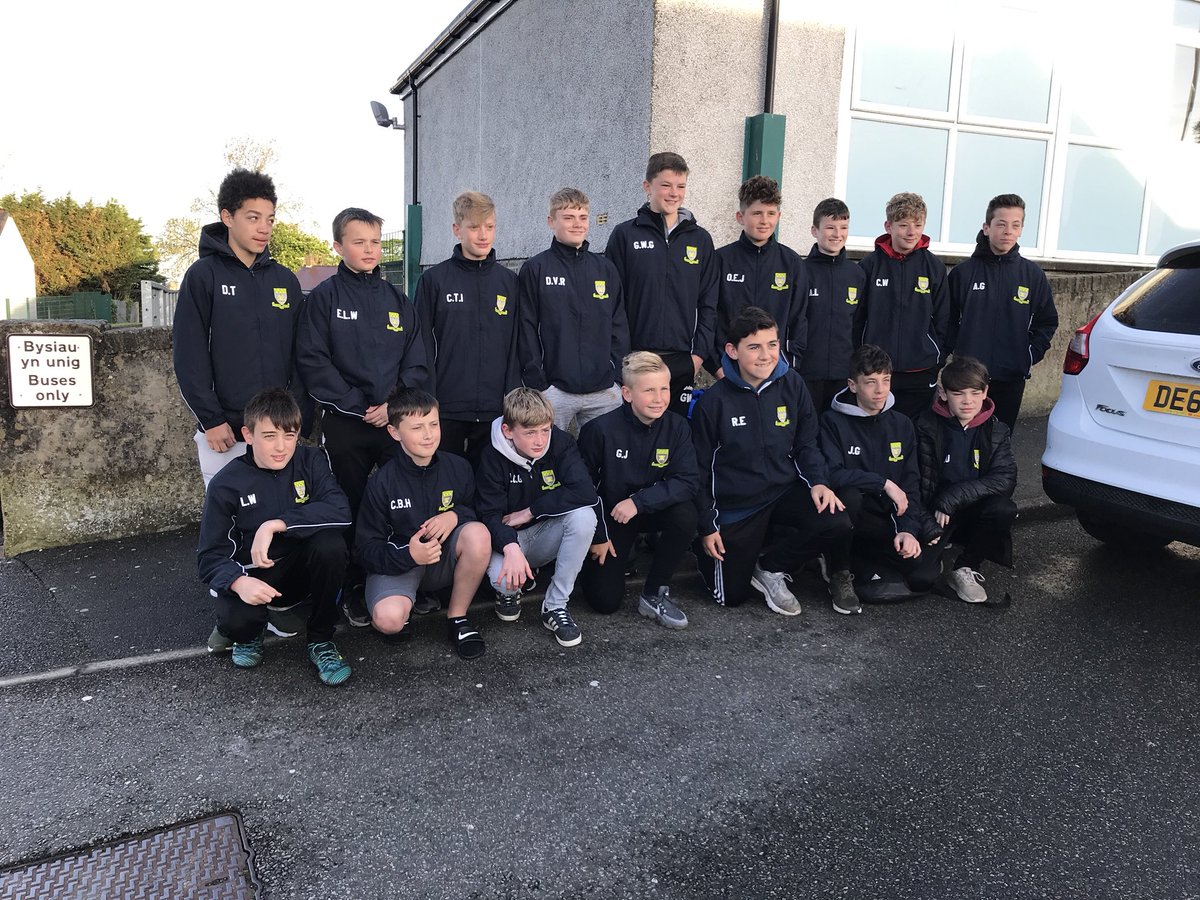 YDNantlle's tweet photo. Bechgyn Blwyddyn 8 yn edrych yn smart yn ei siacedi newydd. Cychwyn cynar am @tnsfc ar gyfer rownd derfynol cwpan cymru #welshschoolsfa #cwpancymru #rowndderfynol https://t.co/LcrxE4xQRn