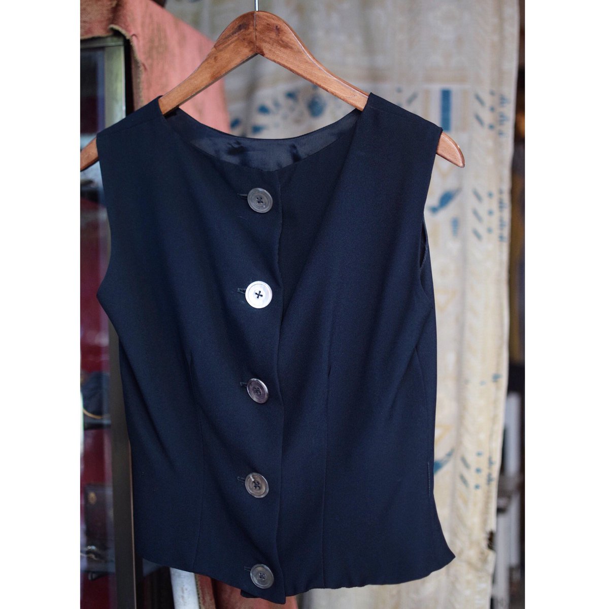 Myria_tokyo's tweet image. -new item- u.s buying 

American 60’s black vest 

\10800(+tax)

#americanvintage #vintagevest #shellbuttons #vest #black