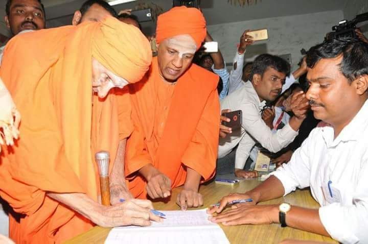 Od age could not hold a person  when it comes to exercise voting rights. 111 yr old #ShivakumaraSwami of #SidfagangaMatha casts his vote in #Tumakuru. #KarnatakaElections2018 pic.twitter.com/EbR63YY0M0 pic.twitter.com/l6WQdzpm6M