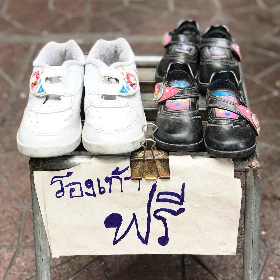 wongthanong's tweet photo. ถามคุณป้าแม่ค้าที่บางลำพูว่ารองเท้าเด็กที่วางอยู่หน้าร้านนี่ยังไงนะครับ? 
“อ๋อ รองเท้าหลาน หลานโตแล้วใส่ไม่ได้แล้ว เห็นยังดีอยู่เลยเอามาวางไว้ ใครมีลูกหลานเล็กๆ เอาไปให้ใส่ได้เลย” https://t.co/kXm4EhVwDT