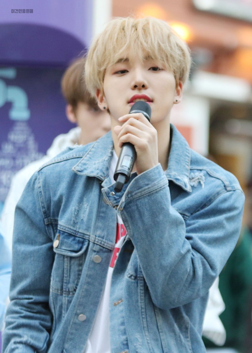 LSH_ONEUS's tweet photo. 20180507 신촌 게릴라 버스킹 이건민
#건민 #이건민 #RBWBOYZ
1.https://t.co/tME7P9vXnt
2.https://t.co/IItzcVrnqG
3.https://t.co/7TIGXEO3bL
4.https://t.co/Rz7U7319Gi https://t.co/AxS5KWCDI6