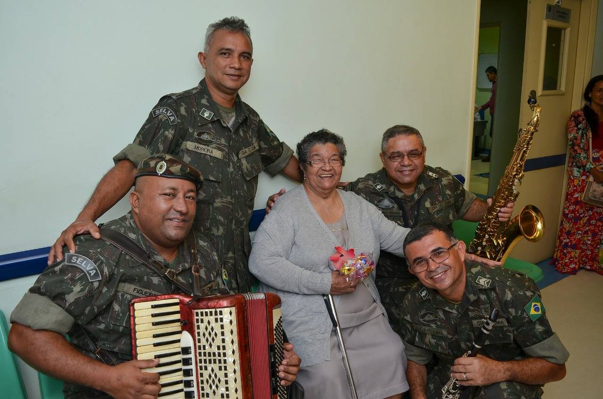 cma_exercito's tweet photo. Nossa Banda de Música alegrando o dia dessa #mãe #guerreira da #Amazônia https://t.co/OZ7hpdm4Pr