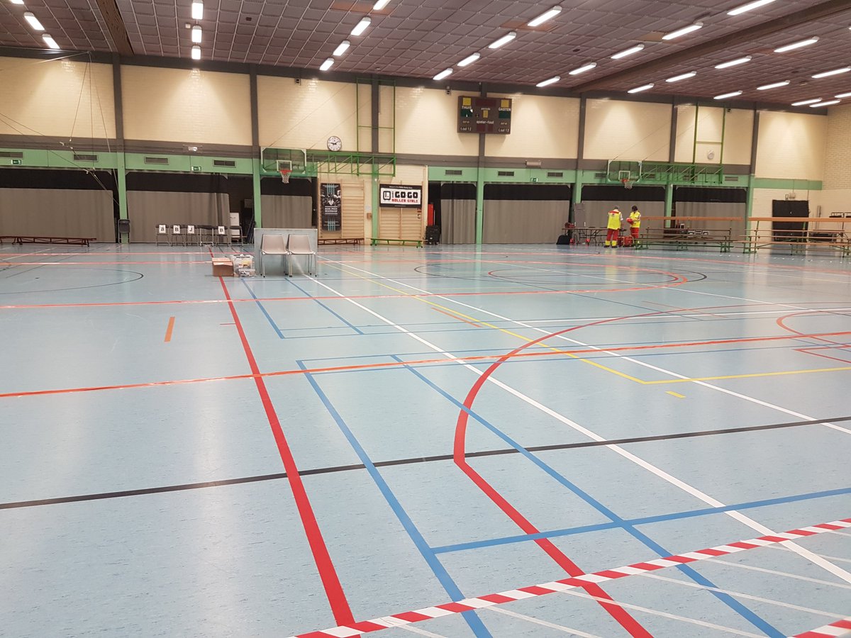 PoPderby's tweet photo. Early morning in Gent for the Star Track tournament! Es Terminate preparing for announcing and Goose Bumps and Delirious Diver are getting all the info they need to ref their games today during the officials meeting! #rollerderby #gogogent #gent #belgium #startrack 🌠🌠 https://t.co/naWXiR1IVW