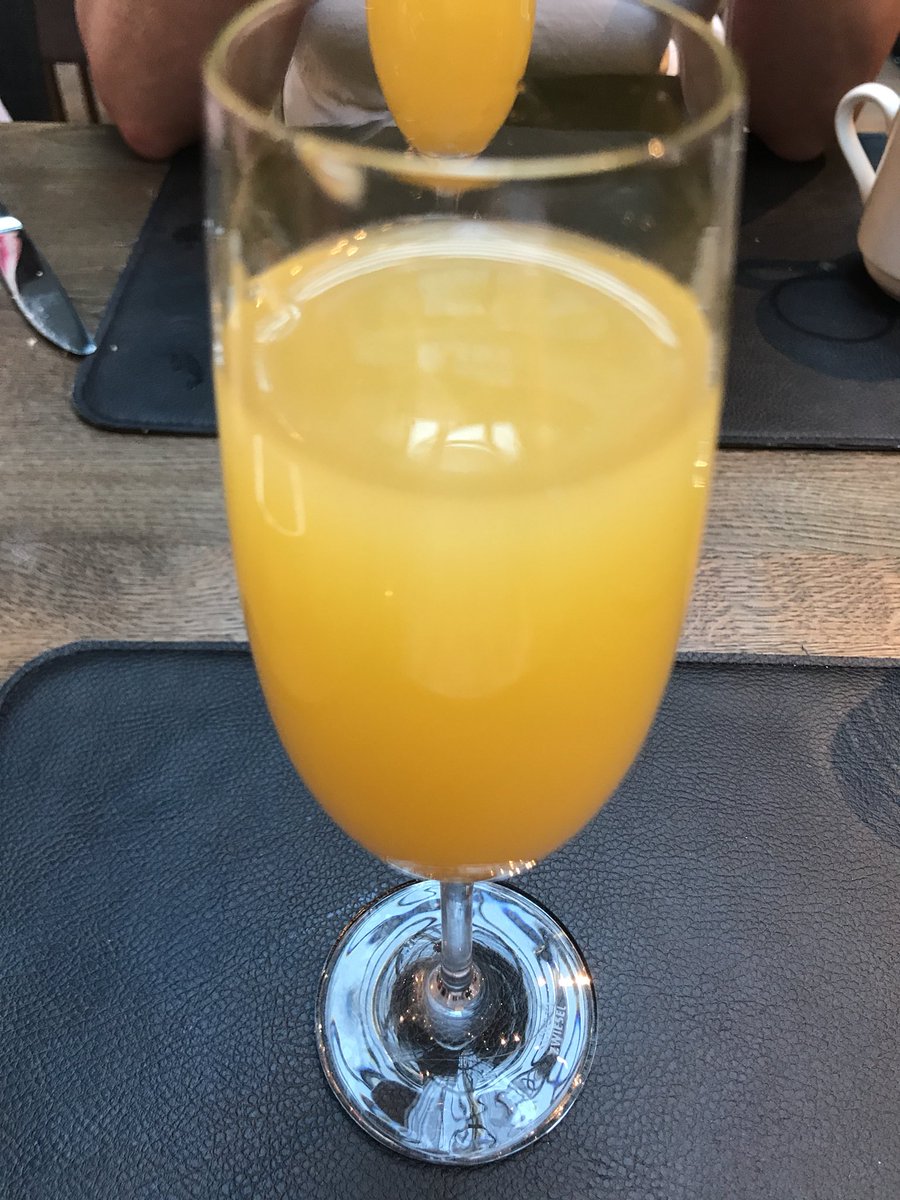 Hér er verið að vinna með áfenga drykki í morgunmatnum #wheninriga