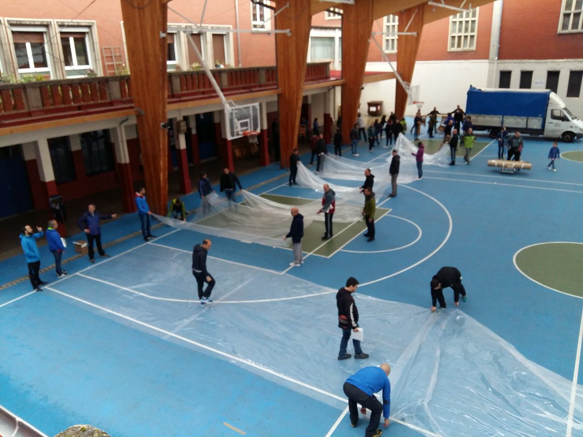 lasallesestao's tweet photo. Preparativos para la fiesta y comida familiar de la #comunidadeducativa de @lasallesestao El tiempo lluvioso no impedirá pasarlo bien en familia #FiestasLaSalle18 @lasallearlep https://t.co/d78mVQvd7X