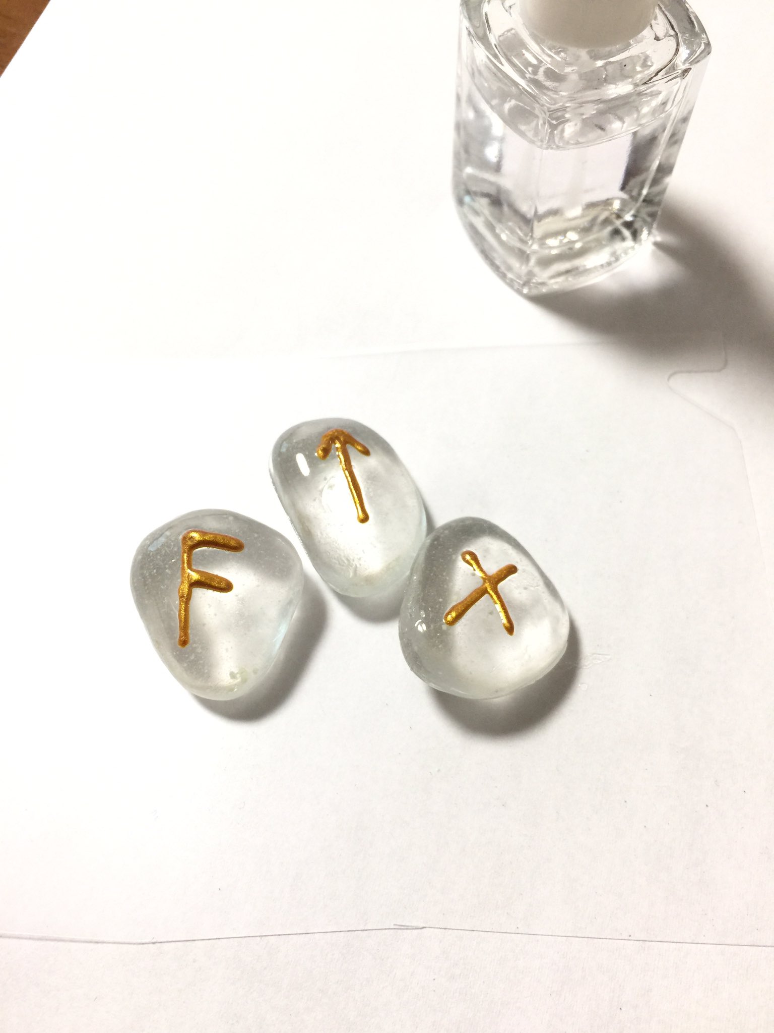 ちーず レジン使わないし雑だけどセリアの蓄光デコストーン カラータイプなかったからクリアタイプ使ってます にアクリル絵の具にマステで細口作ってルーン文字書いてマニキュア塗れば ルーンストーン楽に作れるよ ちーず レジン使わないし雑だけどセリアの蓄光デコストーン カラータイプなかったからクリアタイプ使ってます にアクリル絵の具にマステで細口作ってルーン文字書いてマニキュア塗れば ルーンストーン楽に作れるよ