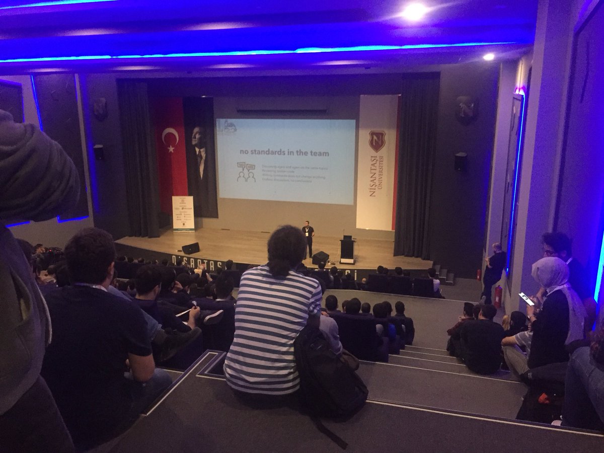 AyseKulabas's tweet image. #Devnotsummit Gençler salonu doldurdu yerlerde oturuyoruz 😀✌️😎