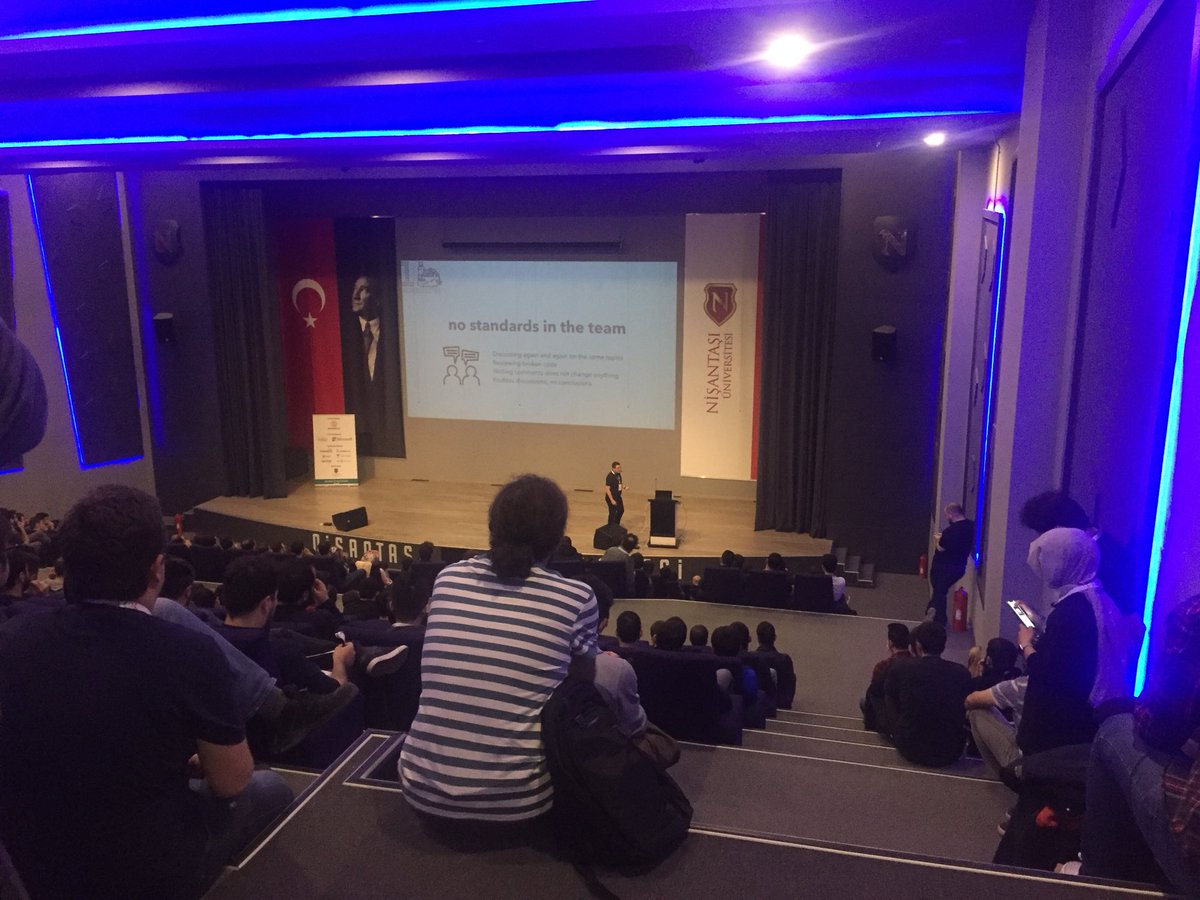 AyseKulabas's tweet image. #Devnotsummit Gençler salonu doldurdu yerlerde oturuyoruz 😀✌️😎