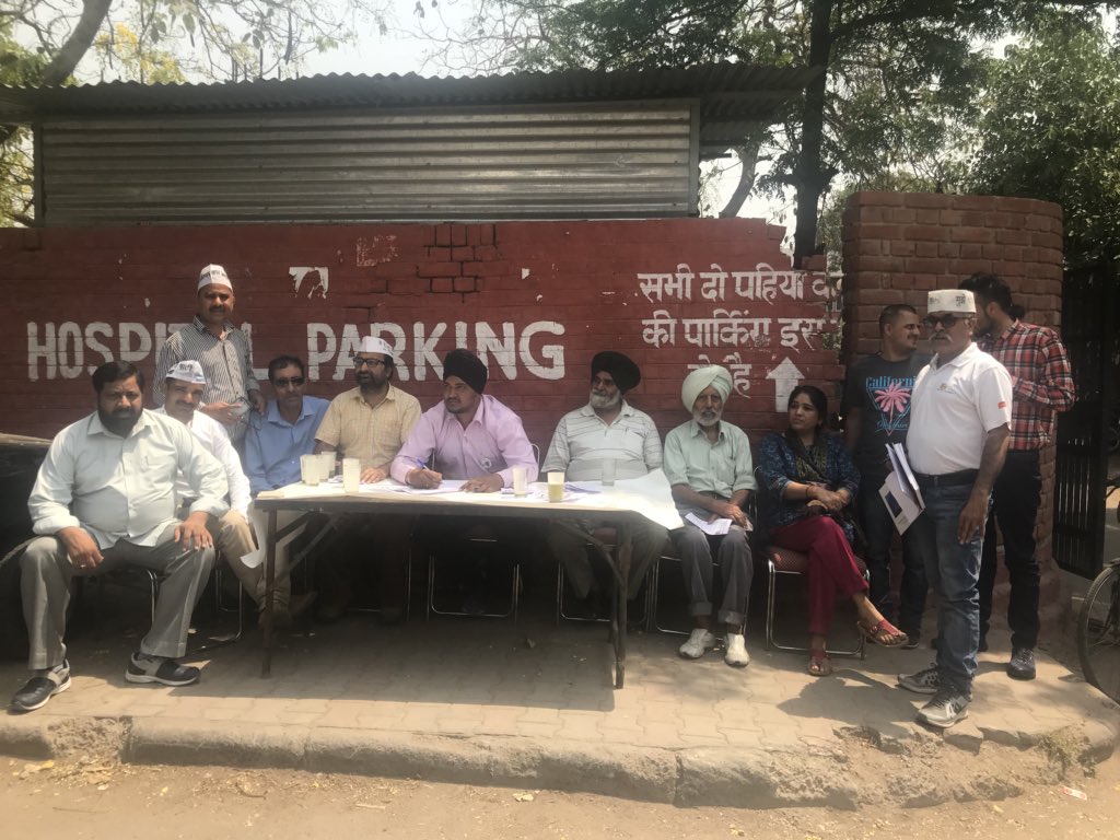 shishupaul02's tweet photo. Own #rights #awareness #camp at Chd Govt Civil Hospital #chandigarh #sector-45 and doing survey with visitors of #dispensary @ArvindKejriwal @KirronKherBJP @PannuLaddi @ChandigarhAAP @DhamijaKanta #aapchd @premgargca https://t.co/MwY8RzdJXW