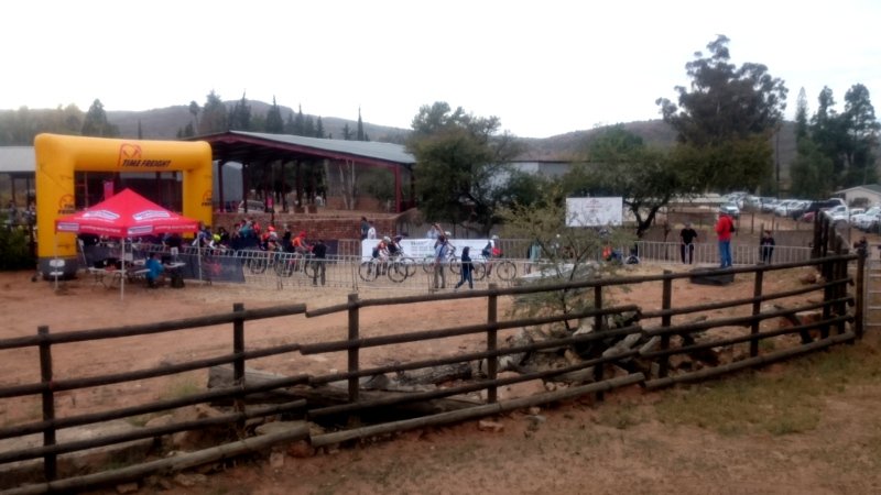 RedstoneMTB's tweet photo. All the Redstone Mountain Bike & Trail Run participants are out in the field. Good luck everyone! #RedstoneMTB #DiscoverCTWC @JakhalsEvents https://t.co/K8L8rYFZkh