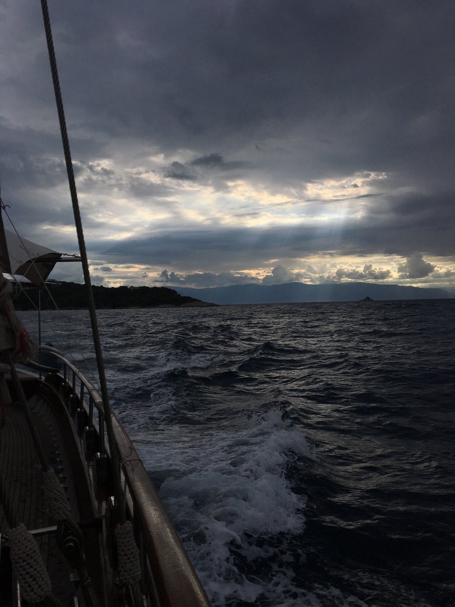 talaashe's tweet photo. Nature showing off #aegeansea #greece #backtorealitysoon https://t.co/dGUyL4Zekn
