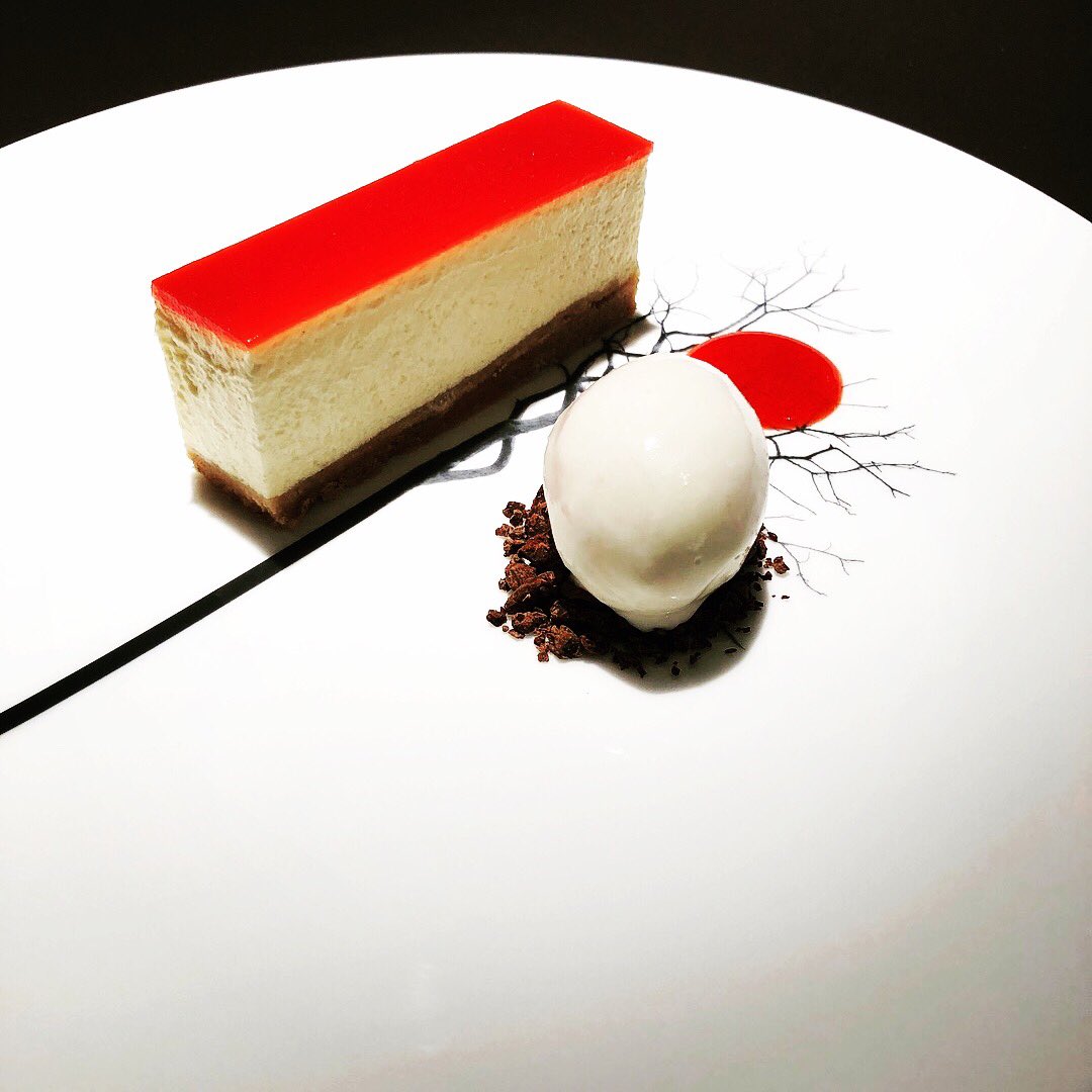 cona_restaurant's tweet photo. Strawberry Cheesecake 🍓
:
#thursdaymotivation #simplicity #artofplating #contemporary #cheesecake #philhoward #2michelinstars⭐️⭐️ #recipe #squaresweet https://t.co/NZTil5dTCk