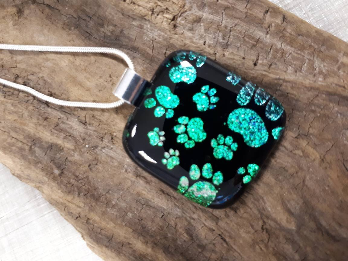 Samphireglass's tweet photo. Excited to share the latest and new addition to my #etsy #etsyshop: A lovely square paw print dichroic glass pendant. https://t.co/khJSKHSw0a #jewellery #craftbuzz #fashion #gifts #handmade #animals #petlovers #pets #handmadehour https://t.co/AI4iFy4fwf