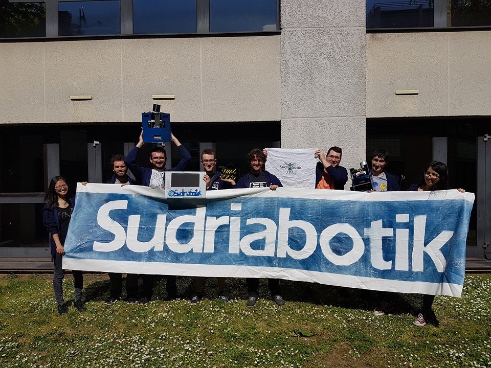 CapgeminiEngFR's tweet photo. #CDR2018 🤖 Bonne chance à nos équipes @DaVinciBotEsilv  de @ESILVparis, @R2_Robotics  de @ISAE_officiel, @Sudriabotik de @ESMEsudria &amp; bonne compétition aux 1500 participants de la @CoupeRobotique et @eurobot ! #robot #robotique https://t.co/ygXo01rqBg