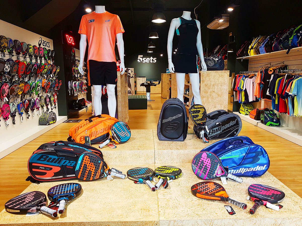 ¡Así luce nuestro espectacular escaparate <a href="/bullpadelsport/">Bullpadel</a> !🆒🎾 Todas las palas, paleteros, mochilas y téxtil en <a href="/5sets/">5sets</a>.es 🔝✌🏼 ¿A qué estás esperando?🤔🙄 5sets.es #padel #pádel #padeltime #padeleros #padeleras #bullpadel #palas2018 #5sets #5setsmataró