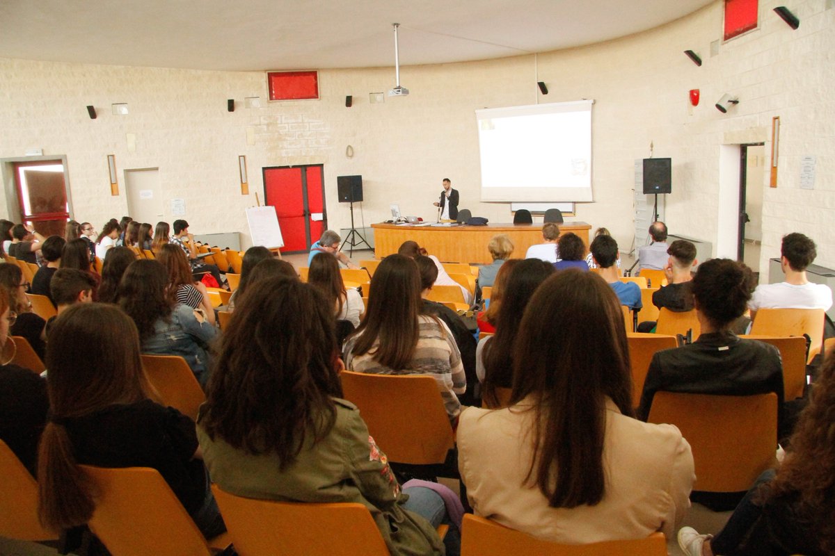SimoneMarsano's tweet image. Con grande piacere ho incontrato i ragazzi del Liceo Vanini di Casarano. Si è parlato di specializzazione, multi-competenze e del riposizionamento strategico del Salento. Con a progettazione finale di una web serie che incrementasse i flussi turistici sul territorio #lesson #work