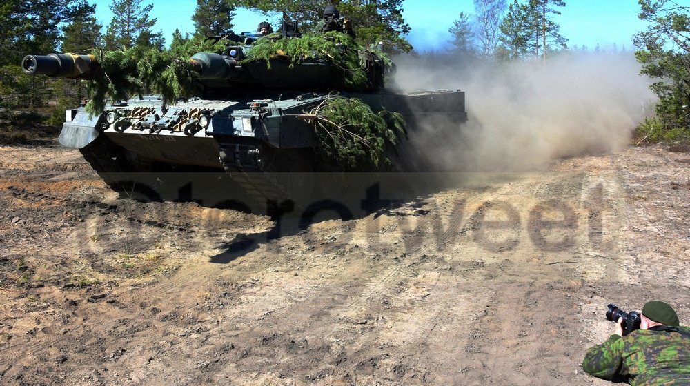 TeroTweet's tweet photo. #Saab KASI-simulaattorilla varustettu Leopard 2 A6 etenee #Arrow18-harjoituksessa, #RuotuvÀki-kuvaaja hakee poikkeavaa kuvakulmaa Pohjankankaan hiekan tasalta. #turpo #sÀkpol #puolustusvoimat #comcamfi #valokuvaus https://t.co/8gNjGL5jxq