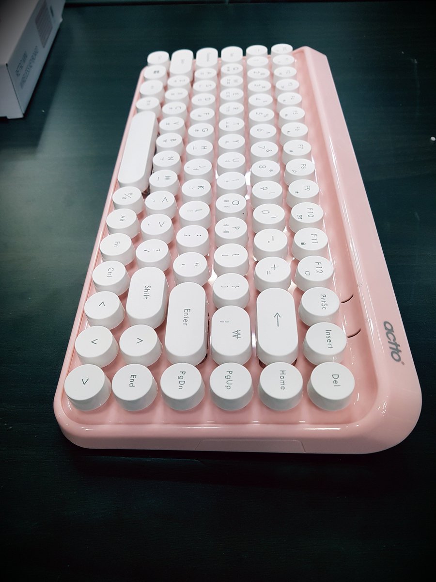 comwoori's tweet photo. 85번째 이벤트 입니다.
핑크+화이트+조약돌+무선 조합인 키보드 입니다!
actto kbd-50 이라는 모델이구요. 컴팩트한 사이즈에 색상이 이쁘네요.
RT 버튼 눌러주시구요. 한분 추첨해서 드릴게요.
5월14일(월) 오후에 추첨하겠습니다! https://t.co/TuyzkcEhZz