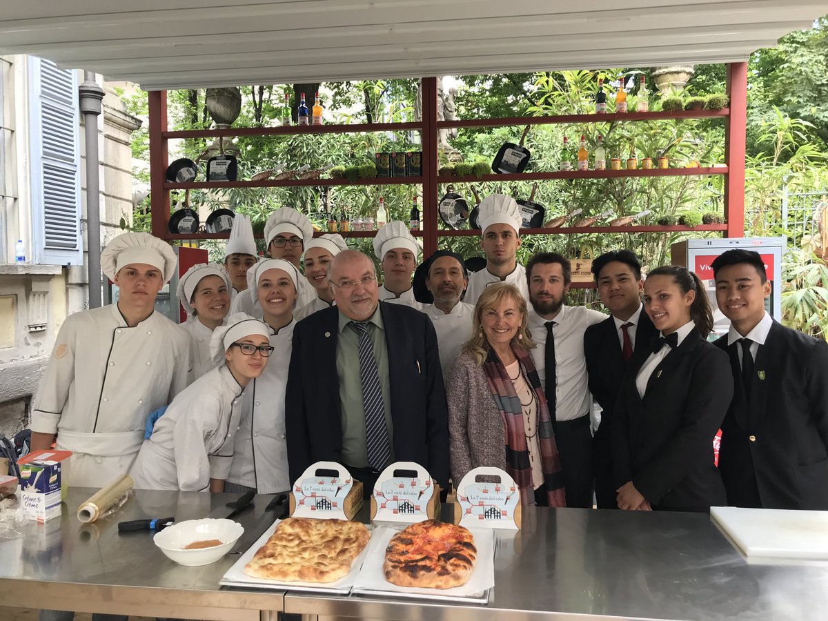 FoodFriendsMI's tweet photo. Voglia di #pizza? A #palazzoBovara potete provare quella gourmet preparata dai ragazzi del @FondazioneCapac per #MilanoFoodCity 🍕🍕🍕 https://t.co/GuT7FGf29X