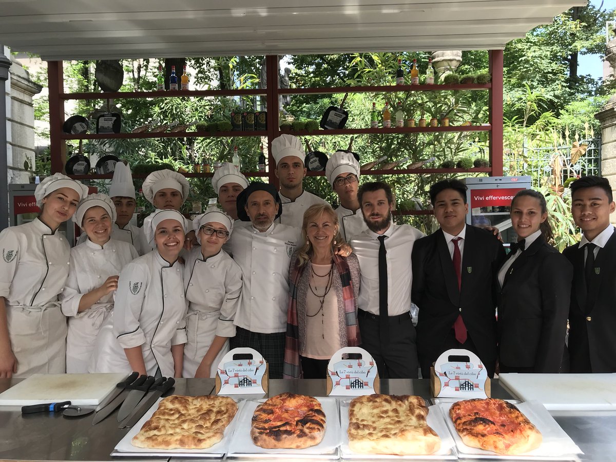 FoodFriendsMI's tweet photo. Voglia di #pizza? A #palazzoBovara potete provare quella gourmet preparata dai ragazzi del @FondazioneCapac per #MilanoFoodCity 🍕🍕🍕 https://t.co/GuT7FGf29X