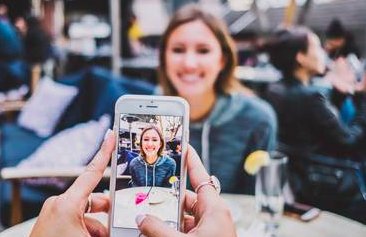 NicholaSeeley's tweet photo. From powerful &amp; political statements to product promotion - those #brands wanting to remain relevant need to get #selfie savvy @fsrosenzweig @ProphetBrand on @TheMarketingSoc https://t.co/1XjGeoRjc5 #WhyWeWearBlack #WeAccept https://t.co/IKRtFcJpuN