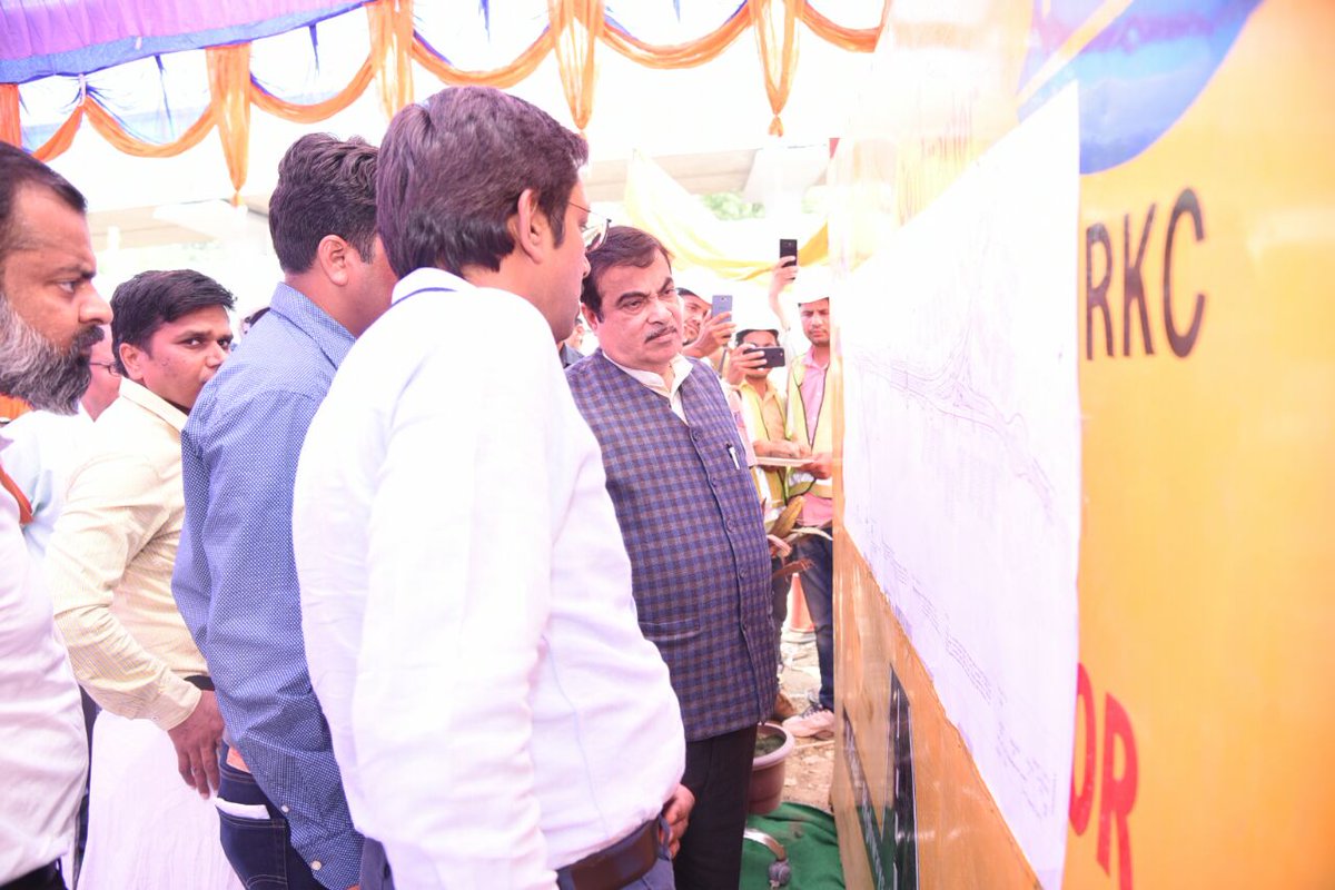 Hon'ble minister inspects the newly opened slip lane or free left at Parade road junction as part of its Dhaula Kuan -Airport decongestion plan in Delhi today <a href="/nitin_gadkari/">Nitin Gadkari</a> @transform_ind <a href="/PMOIndia/">PMO India</a>