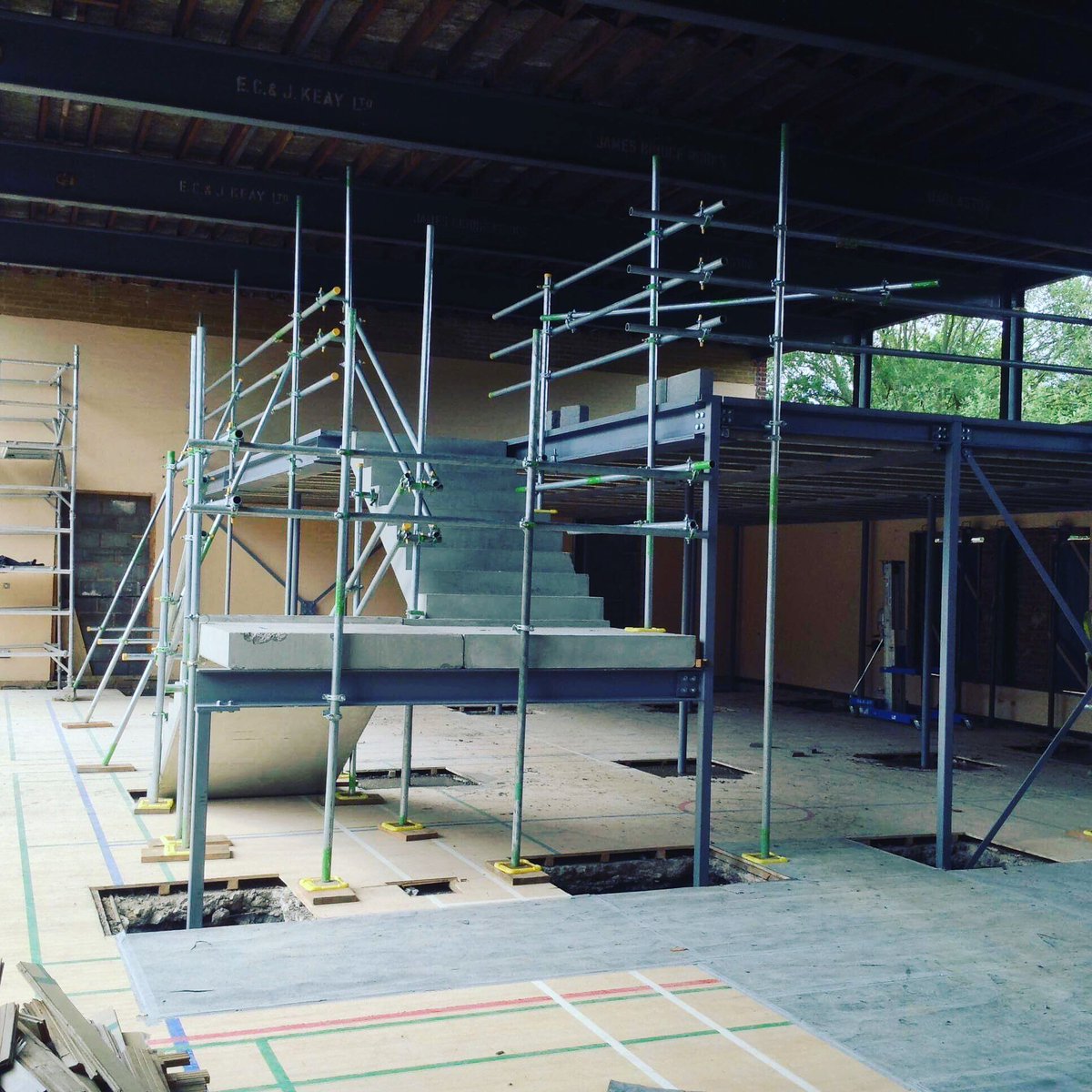 ScaffoldEasyfix's tweet photo. Inside or out? We can do it all! Call today for your free quotation #easyfix #birminghamscaffolding #calltoday https://t.co/sAlnXQedCe