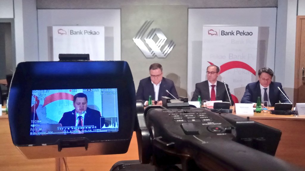 pressagnes's tweet photo. Prezes Michał #Krupiński @BankPekaoSA podczas spotkania z dziennikarzami na @GPW_WSExchange: "Odnotowaliśmy wzrost zysku netto o 12% r/r w I kw. Zamierzamy rosnąć conajmniej dwucyfrowo w tym roku. Wskaźniki założone w strategii będą konsekwentnie realizowane".
@inwestorzy_tv https://t.co/JL4DnuOL21