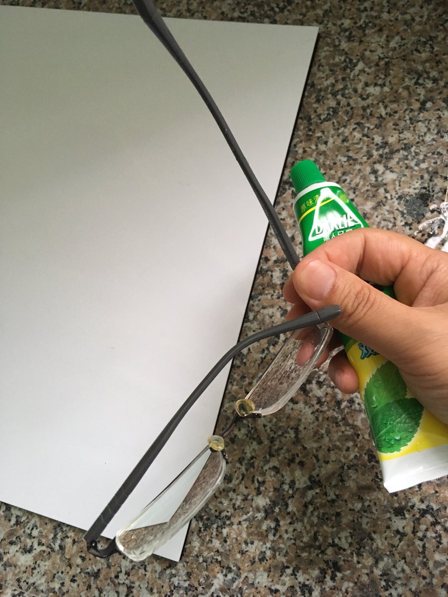 Tonerctrge's tweet image. Powerful tool to clean glasses. Wow. It is toothpaste