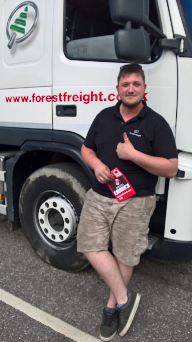 MyRedThumb's tweet photo. @ForestFreight supporting #MyRedThumb day in #Exeter today #ThumbsUpMobilesDown https://t.co/xgnHUI6RnZ