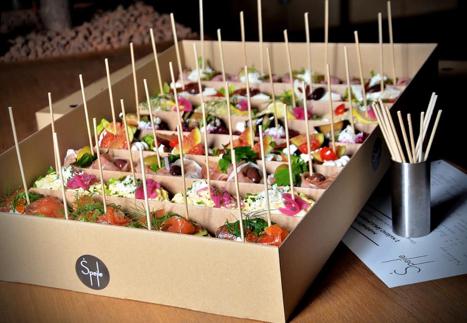 Startujeme rozvoz špejlí !!! Své oblíbené špejle objednávejte na našem webu spejle.eu nebo mailem na objednavky@spejle.eu a nebo mobilem na 606700200 !!! 
#takeaway #Spejle #Rozvoz #chlebicky #tapas #jednohubky