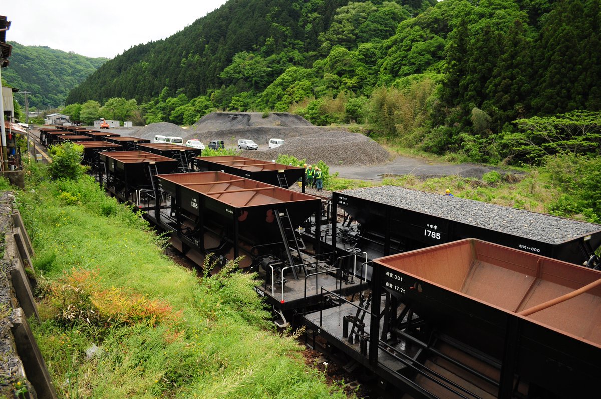 特急しらほ これぞ本当の 西金工臨 ｗ ブレーキの不具合により バラスト積車状態で留置されていたホキ1785のバラスト 西金駅構内の突込線に撒いて対処という形になりました 積込線のホキ8車を一旦本線上に留置 ホキ1785のみを牽き出しての作業となり