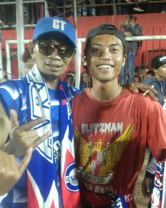 aremadesign's tweet photo. Welcome di kota blitar sedulurku aremania
Blitar enjoyy, blitar ramah terhadap suporter manapun.
#aremania #blitzman #arema
#penakseduluran #kabehsedulur https://t.co/BtovYwcrGR https://t.co/6XAKHDp2jY