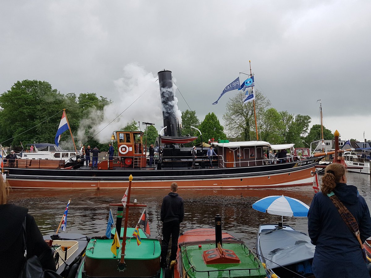 rjdvries's tweet photo. Fantastische opening van de Sleepbootdagen in Zwartsluis. Gedeputeerde @vanHijum roemt inzet van vele vrijwilligers! @Gemeente_ZWL @ProvOverijssel https://t.co/SP2J3YgZMO