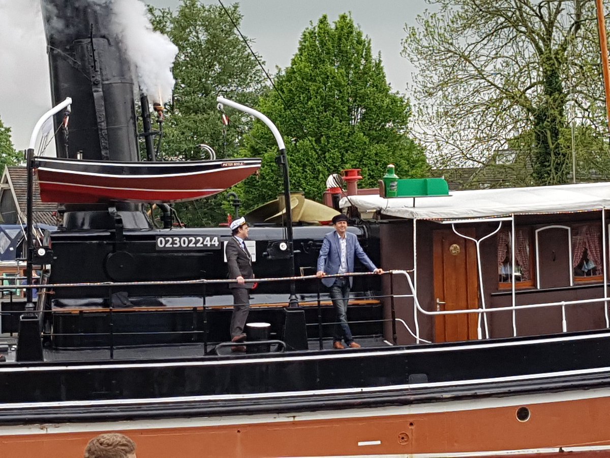 rjdvries's tweet photo. Fantastische opening van de Sleepbootdagen in Zwartsluis. Gedeputeerde @vanHijum roemt inzet van vele vrijwilligers! @Gemeente_ZWL @ProvOverijssel https://t.co/SP2J3YgZMO