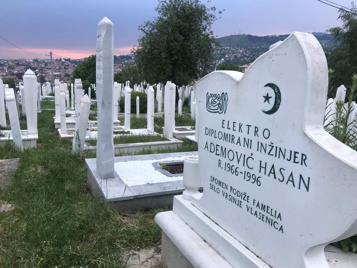 erefalks's tweet photo. Alla är födda olika år.
Alla har levt olika liv. 
Alla dog 1996. 
I vackra Sarajevo blir jag smärtsamt påmind om konsekvenserna om vi inte hjälper varandra i krig. #welcomerefugees https://t.co/r5IYOWFkAz