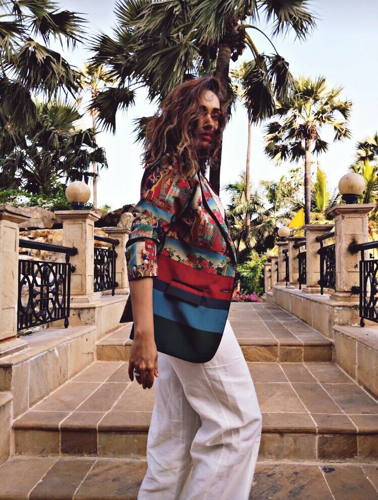 Jassagu's tweet photo. Palm Trees + Ocean Breeze = #QuirkyVibesOnly. 😎
@thequirkbox 
-
-
📷 @rayyanmonkey 
-
-
#Thequirkbox #womaniloveyou #jassagu #ss18 #jacket #print #love #jassagu #lfsconclave #quirkbox  #styleblogger #personalstyle #fashion https://t.co/TTdXJRcG2H