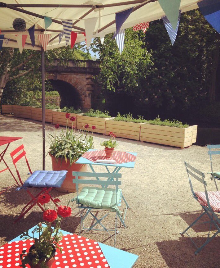 What a beautiful setting for a spot of coffee, can't wait to check out @jerichocoffeetraders at Oxford Botanic Gardens. Join them everyday from 10am ☕️🌿

#OxCompendium #oxford #discovertheREALoxford #oxfordshire #supportlocal