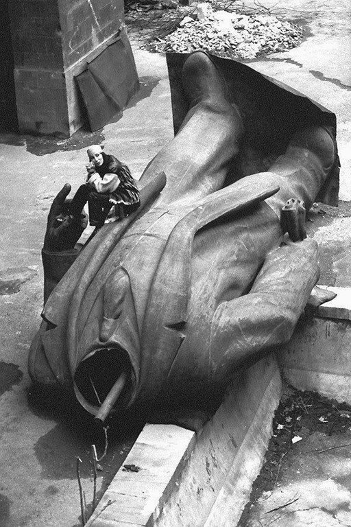 thinkfacts's tweet image. 🗿 1993 год. Шер сидит на статуе Ленина. Армения
#шер #ленин #армения #статуя