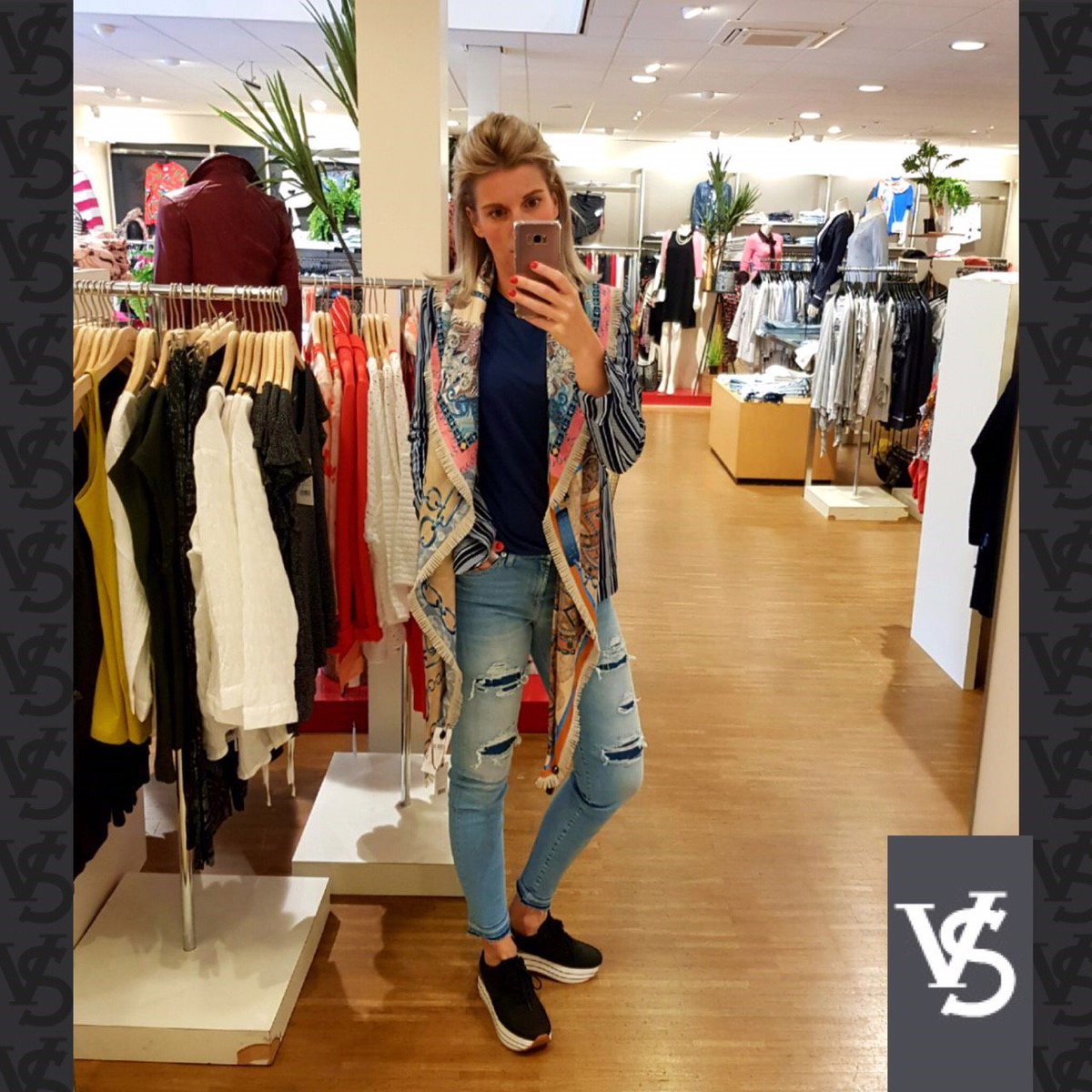 LOOK OF THE DAY | Willemijn in een chique jeans look! De streepblazer en top zijn van #Drykorn, de jeans is van #7FAM en de sjaal van #MuchoGusto  #dresstoimpress #welovetoinspire #eenwereldvolmode