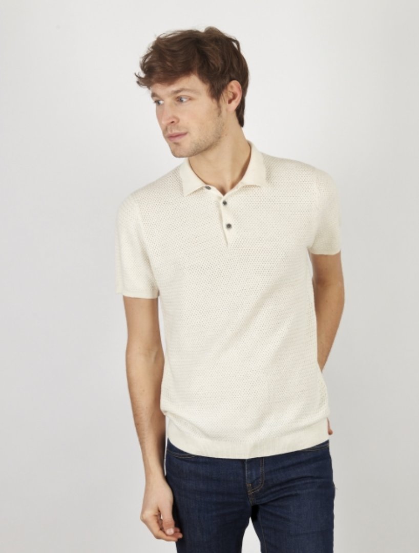 ZOOM // Sono par Hircus

hircus.fr/fr/pull-cachem…

La légèreté du cachemire et la douceur du coton tricotés par un atelier au savoir-faire certain.

#soonsociety