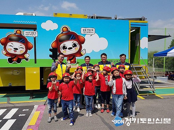 gdomin_kr's tweet image. 찾아가는 #안전체험교육,‘차차’와 함께해요!
학생 안전체험 차량‘차차’찾아가는 안전체험교육 실시
작성자 박경숙기자
me2.do/GqgSeRAB
#경기도민신문 #경기도