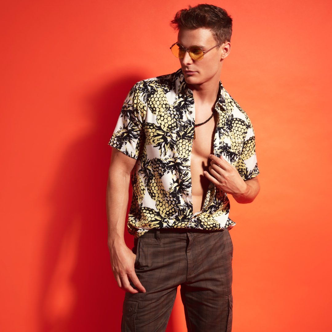 SplashFashions's tweet photo. The beach side looks that will make waves this season! Now in store for AED 60.
.......
أمواج، يتطلع الجانب الشاطئ التي ستجعل هذا الموسم! الآن في متجر ل 60 درهم
#SplashFashions #SummerWithSplash #Summer18 #InLOVEwithbeachwear #BeachVibes #MensFashions https://t.co/d6M68I4U6P